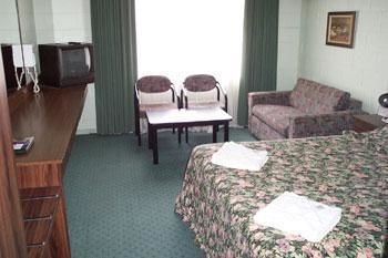 Others 4, Coburg Motor Inn, Melbourne