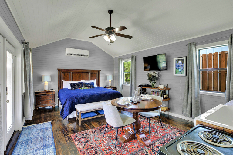 Room 4, Luxurious & Intimate Cottage in Fred Wine Country!, Gillespie