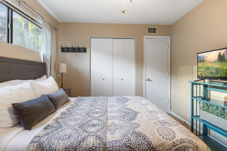 Room 5, Lakefront Bungalow Near Margaritaville, Camden