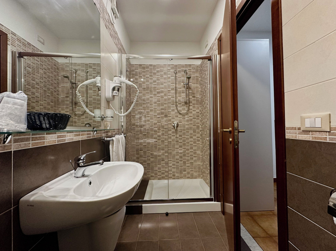 Bathroom 5, Hotel Soleado, Messina