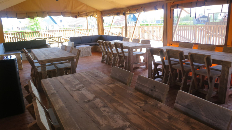 Dining 5, Campsite - Combined Tents With Kitchen and Bathroom Located Near a Pond, Noordoostpolder