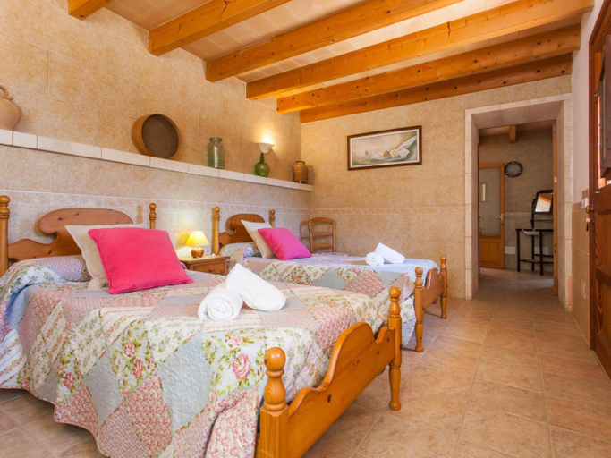 Bedroom 2, Na frare casa de campo, Baleares