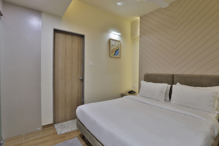 Others 5, hotel monville, Vadodara
