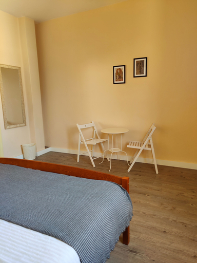 Others 3, Hostel Roks