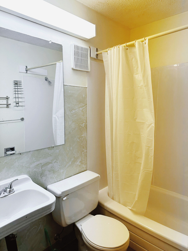 Bathroom 2, Uptown Motel, Division No. 1