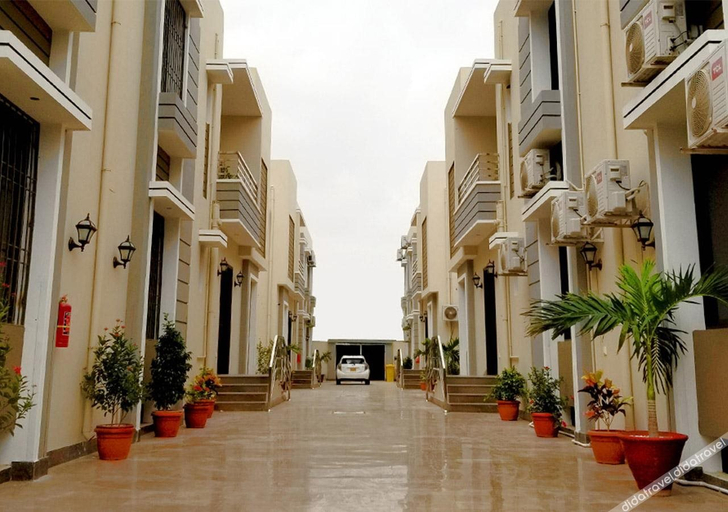 Exterior & Views