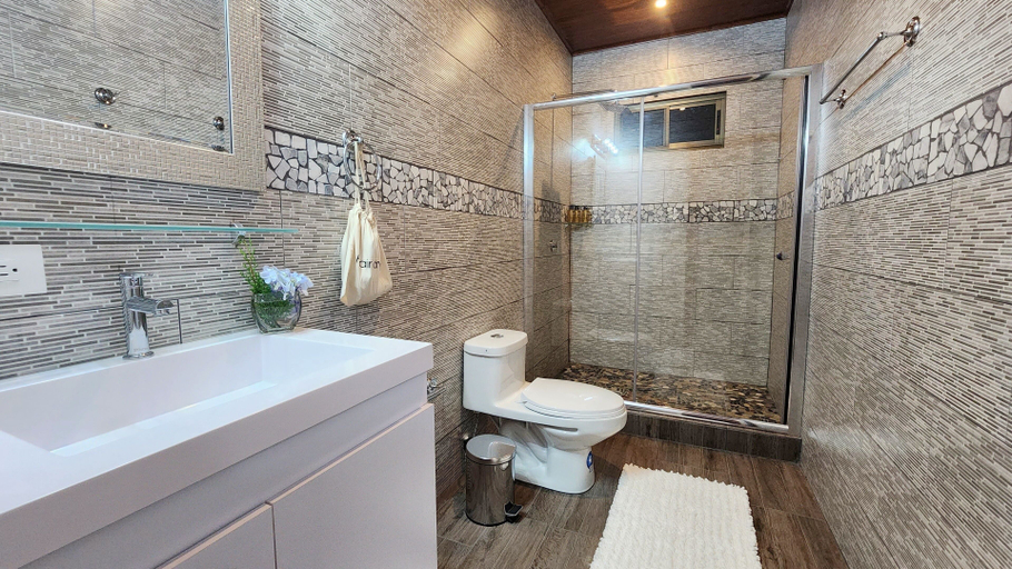 Bathroom 3, Rio Verde by Villa Alejandro, Boquete
