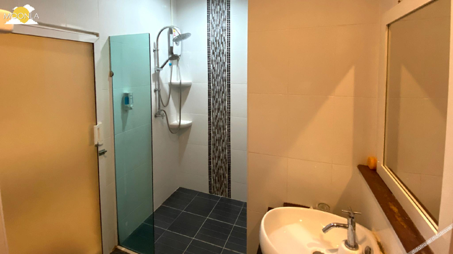 Bathroom 5, Moonla Boutique Resort, Hat Yai