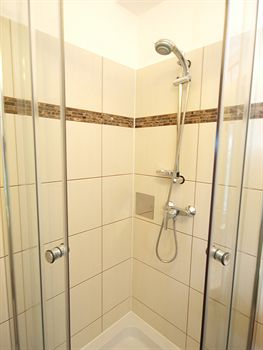 Bathroom Shower 3, Apartment Kroellgasse, Wien