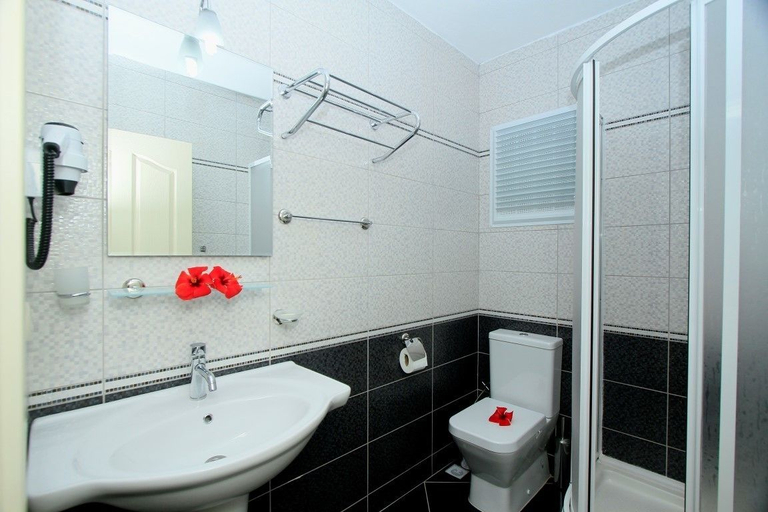 Bathroom 3, Deger Apart, Ula
