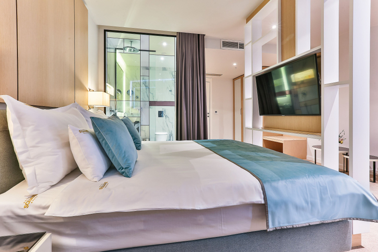 Others 5, Hotel Square