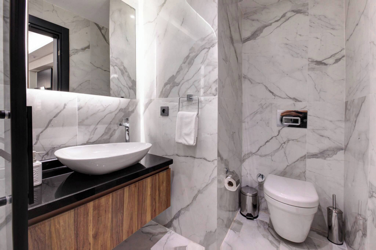 Bathroom 2, Room-luxury Triple Room in Istanbul, Fatih