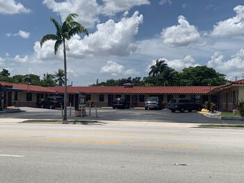 Others 1, Deluxe Inn, Broward