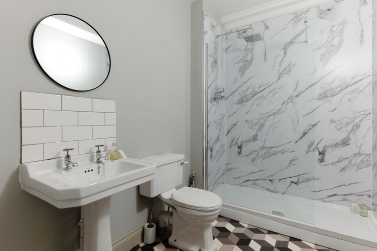 Bathroom 3, Historic two bed Apartment in the City Centre, Bristol