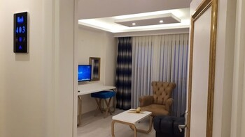 Others 3, Mavili Suites, Merkez