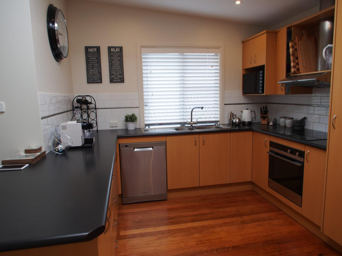 Others 5, 3-Bedroom House -Government Road, 117a 'Pollys' View' - FREE WIFI & PET FRIENDLY, Port Stephens