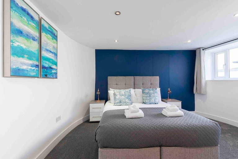 Bedroom 2, Large Period 2-Bed Apartment Close to Town, Gloucestershire