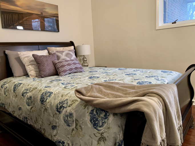 Bedroom 2, The Gorge View Villa-with Yard & Parking, Niagara