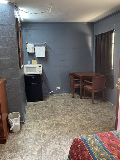Others 5, Budget Inn, Wood