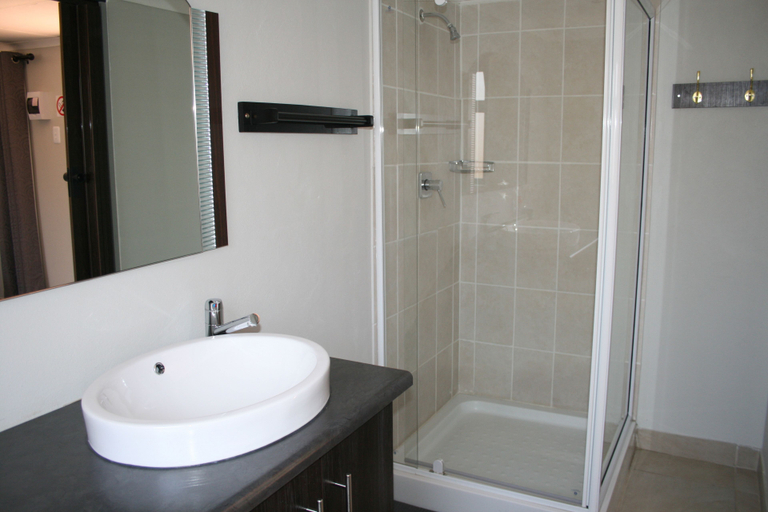 Bathroom 4, La Belle Guesthouse Parys, Fezile Dabi