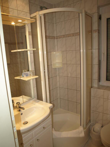 Bathroom 3, Hotel Villa Sulmana, Heilbronn