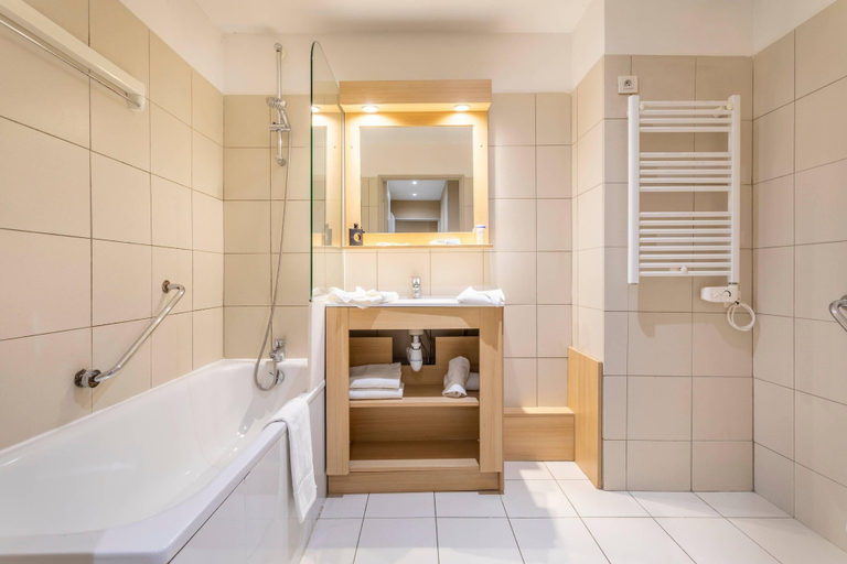 Bathroom 5, Comfort Aparthotel Marseille Prado Plage, Bouches-du-Rhône