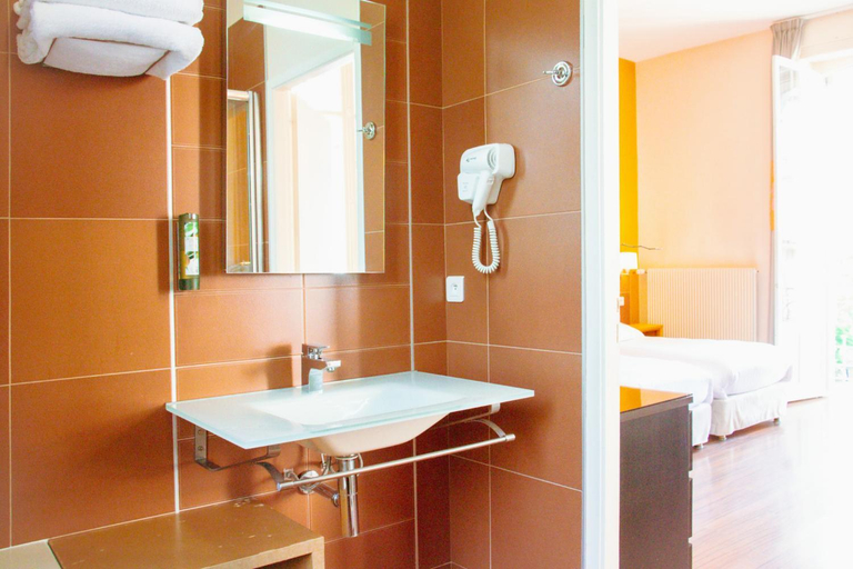 Bathroom 3, Garden & City Luxeuil Ex Le Metropole et Les Thermes, Haute-Saône