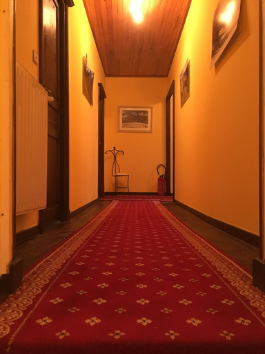 Hallway, Amphitryon, Pyrénées-Atlantiques