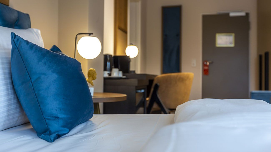 Bedroom 3, Delphi Hotel & Restaurant, Harburg