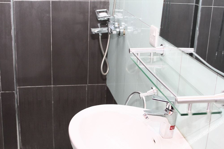 Bathroom 3, Plus 33 Hotel, Tema