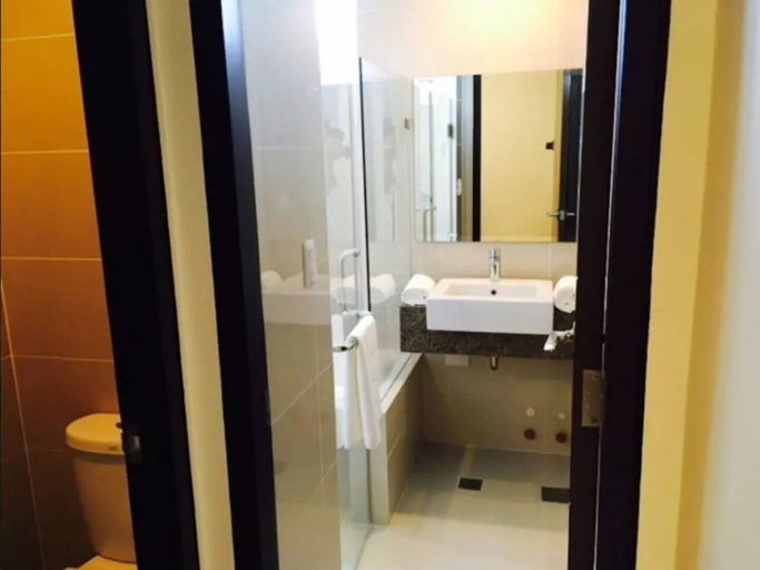 Bathroom 4, 8 Newtown Boulevard by SIET, Lapu-Lapu City