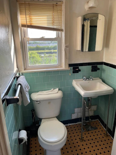 Room 5, OYO Economy Inn, Atlantic