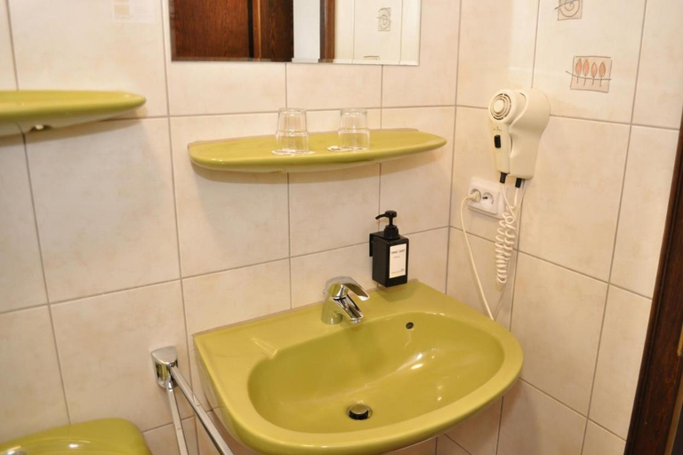 Bathroom 3, Hotel Kuhns Muhle, Rheingau-Taunus-Kreis