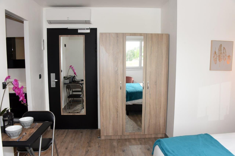 Bedroom 4, Home Place, Gironde