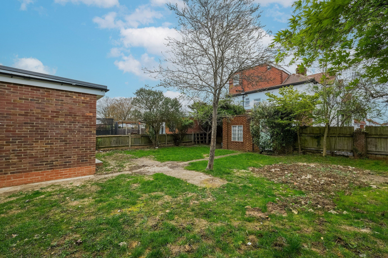Property grounds, Spacious 4 Bed Semi-Detached Hse, London