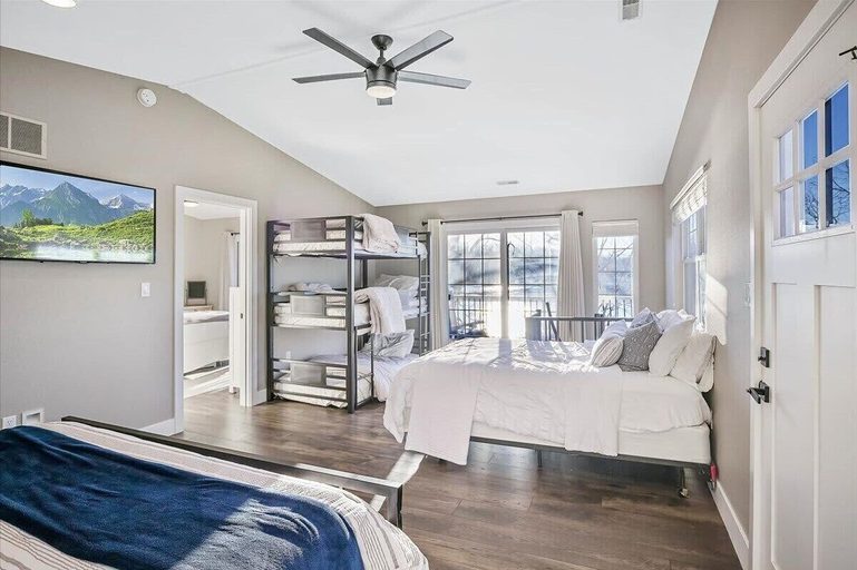 Room 5, The Kelley's Lakefront Escape Loto, Camden