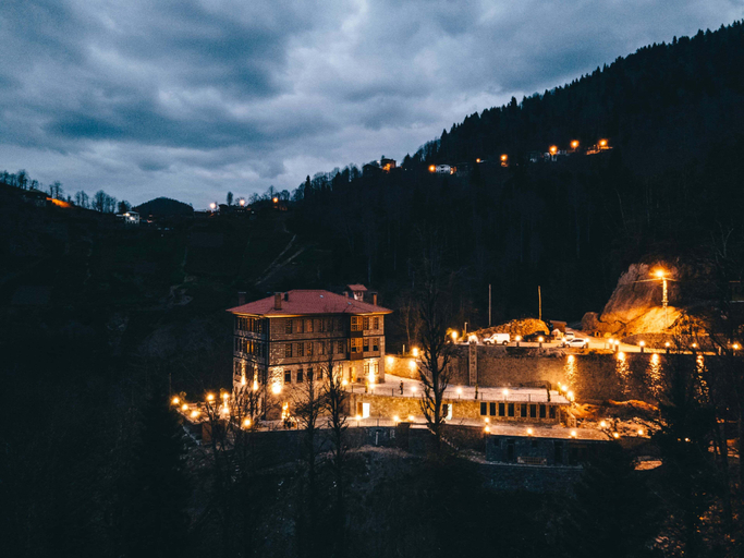 Exterior & Views
