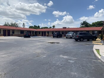 Others 4, Deluxe Inn, Broward