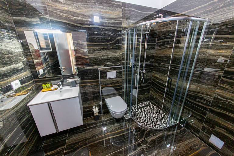 Bathroom 2, Santa Oliva Suites, Sarandës