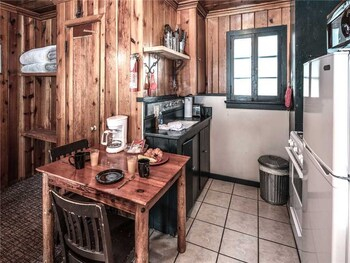 Others 2, Destiny Cabin, 2 Bedrooms, Fireplace, Midtown, Sleeps 7, Lincoln