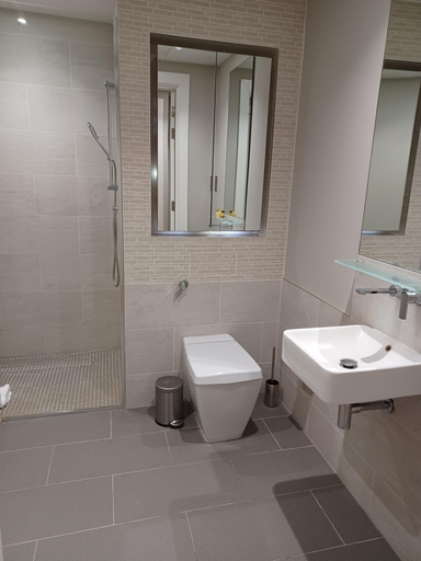 Bathroom 3, Grays Inn by Aeria Apartments, London