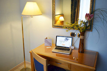 Others 3, Hotel Bristol, Enna