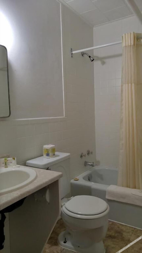 Bathroom, Historic Hotel Corner Brook, Division No. 5