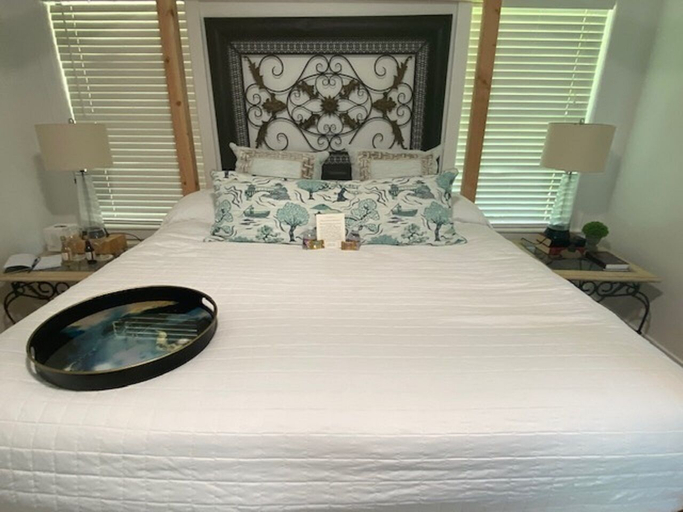 Room 3, Cora's Cabins, Smith