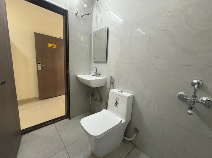 Bathroom 3, Yellow Sapphire Hotel DLF Cyber City, Hyderabad