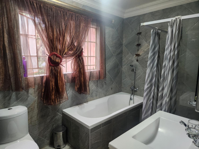 Bathroom, Suikerbosrant Sleep and go, City of Tshwane