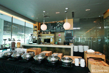 Food & Drinks 3, Aqueen Hotel Lavender, Singapura