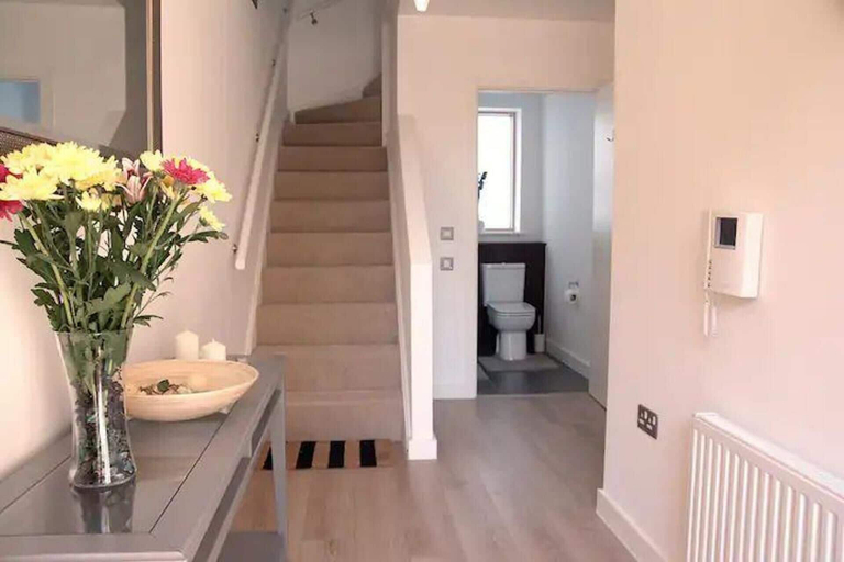 Interior 4, Near Dlr Station-family-sleeps 4-pets-parking, London