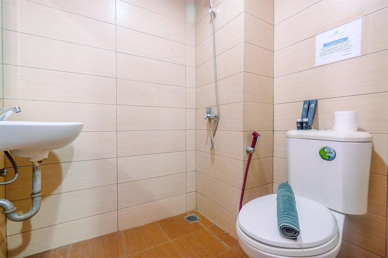 Bathroom 2, Fully Furnished with Comfortable Design Studio Apartment Margonda Residence 5, Depok