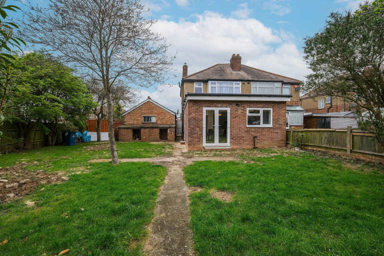 Exterior 4, Spacious 4 Bed Semi-Detached Hse, London